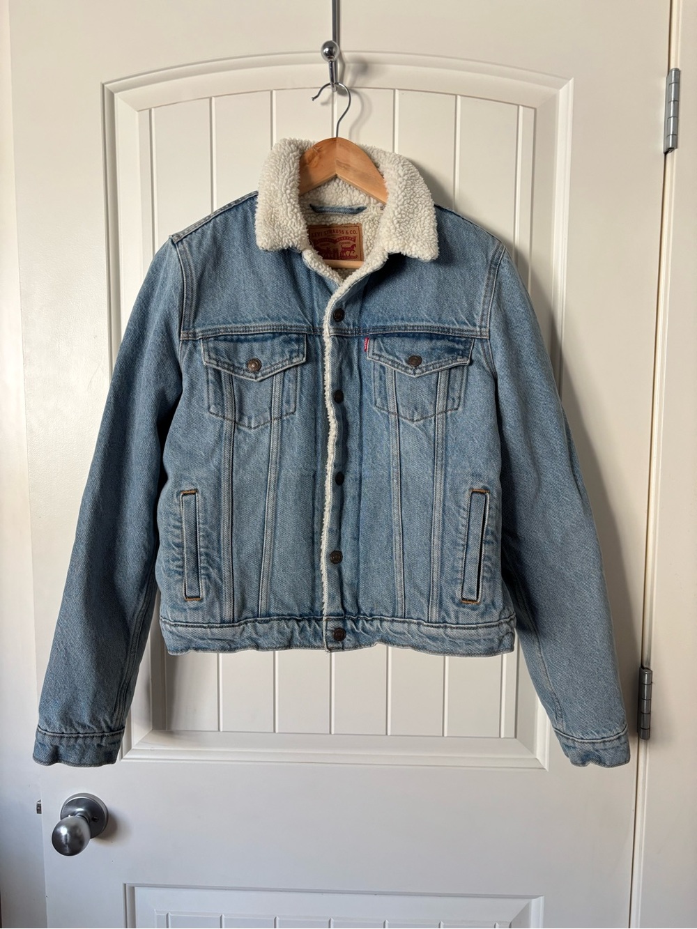 Levi’s Sherpa Trucker Jacket Light Wash Denim Faux Shearling Lined Size Medium